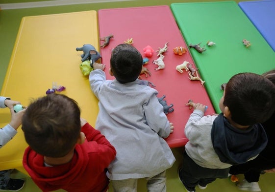 Cuatro alumnos del aula de 2 años del colegio Nuestra Señora de la Paz, de Murcia, en clase el pasado viernes.