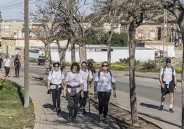 Participantes en la marcha solidaria dirigida a recaudar fondos para arreglar la ermita.