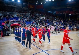 Jugadores y cuerpo técnico del Barcelona hacen el pasillo al Jimbee Cartagena, el pasado sábado, por el reciente título de la Supercopa.