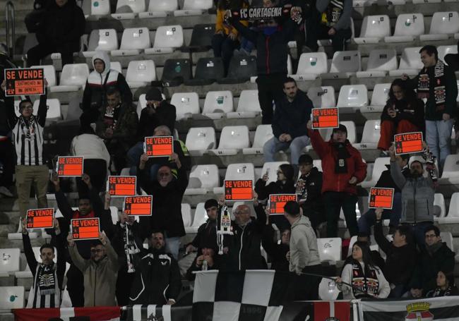 Aficionados albinegros muestran su malestar con la directiva con carteles de 'Se vende'.