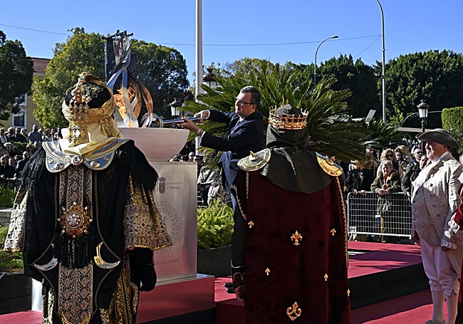 La antorcha de la historia llega al pebetero, encendida por el alcalde José Ballesta, dando inicio a los actos de 'Murcia 1200'.