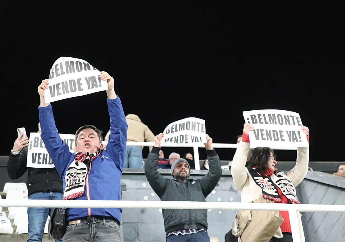 Aficionados del Efesé, en el último partido en casa, exigen al presidente que venda el club.