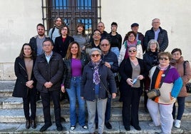 Representantes de los partidos políticos y colectivos convocantes, reunidos frente al Ayuntamiento este lunes.