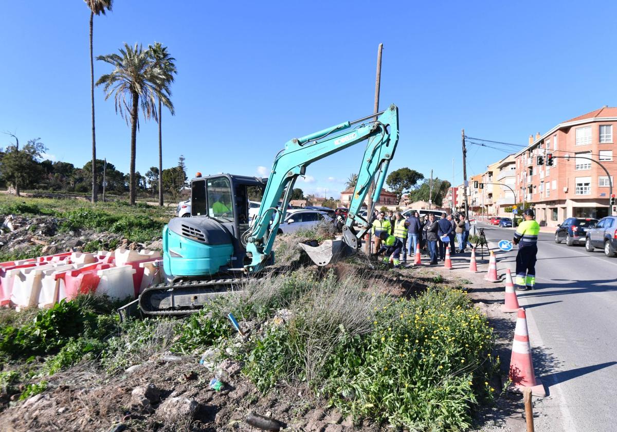 Comienzan las obras de la acera que conectará las pedanías murcianas de Algezares y Santo Ángel