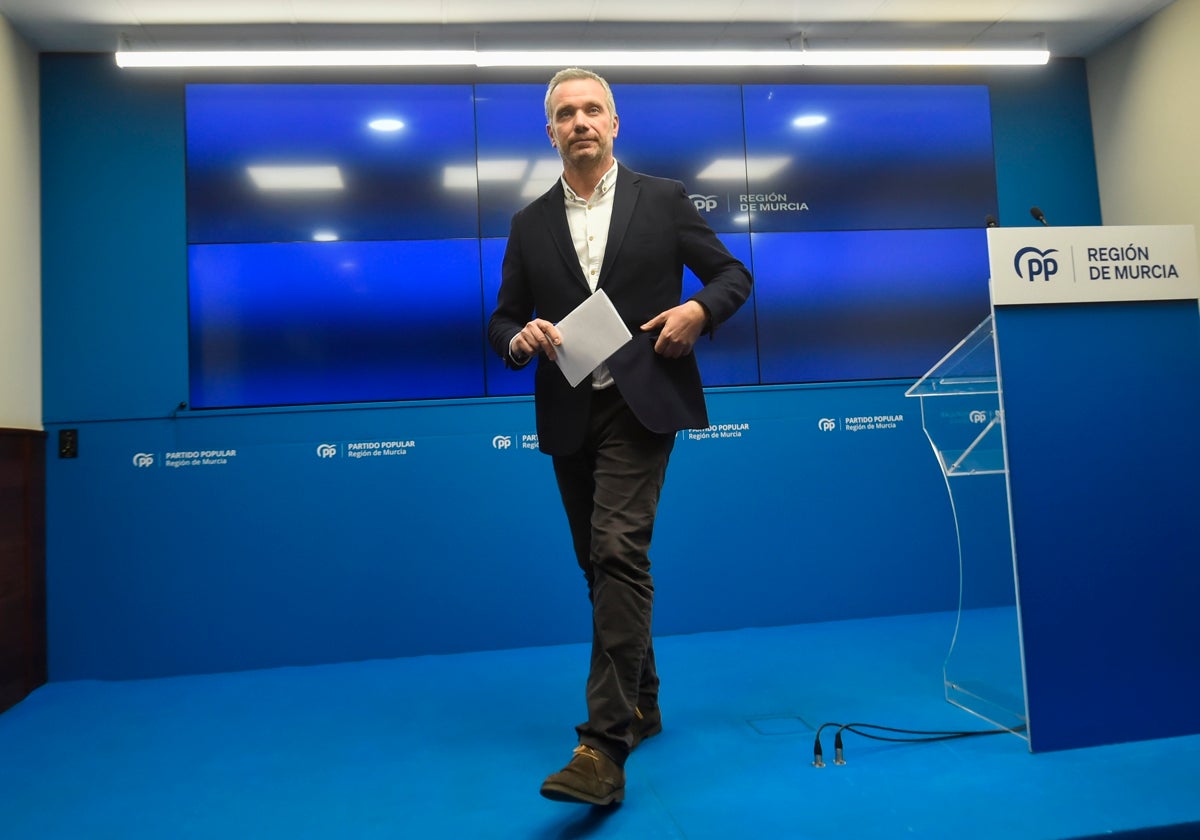 Joaquín Segado tras la rueda de prensa ofrecida en la sede regional del PP.