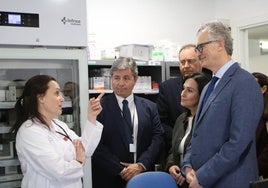 El consejero Pedreño (d) y otros responsables sanitarios, durante la visita al hospital de Yecla, ayer.