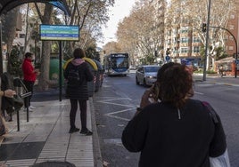 Un autobús llega a una parada donde esperan varios usuarios.