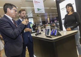 El presidente de Fesormu prueba el sistema de videointerpretación ante personal del gran almacén.