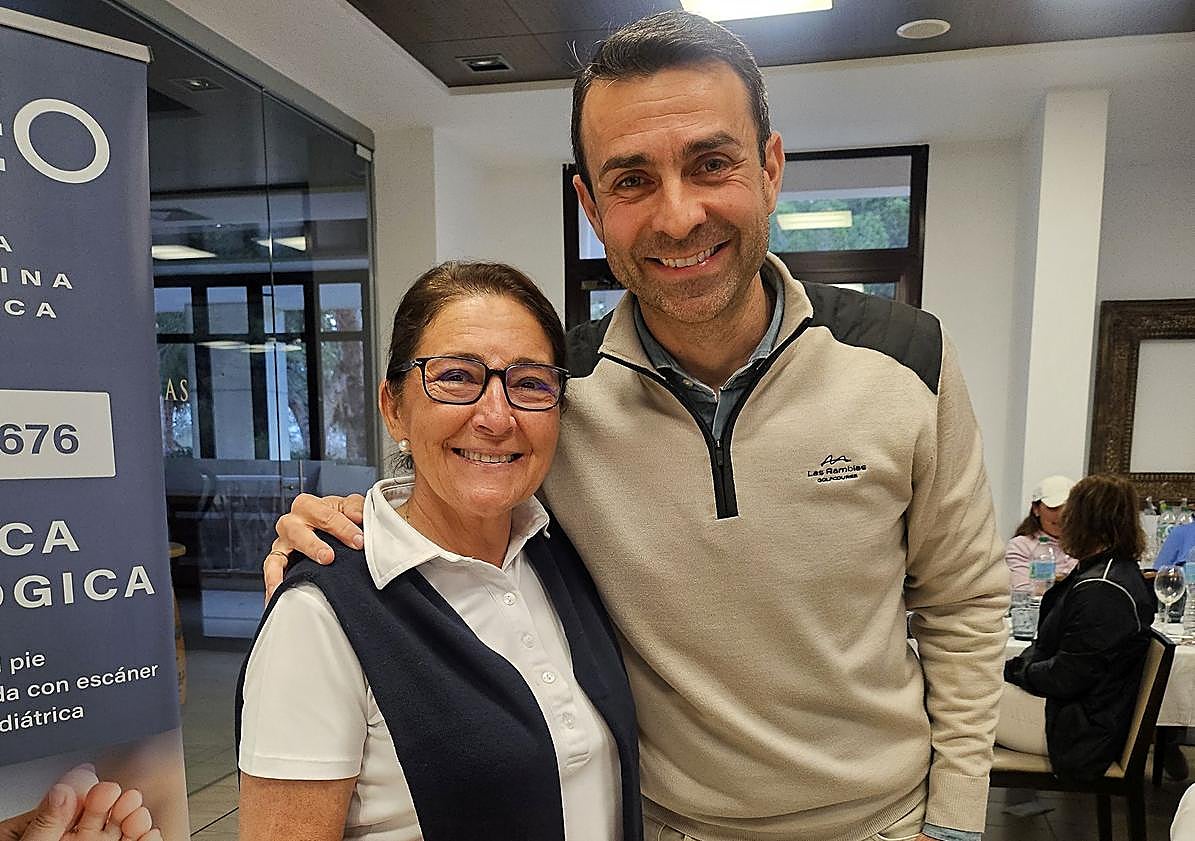 Imagen principal - Arturo Manzano junto a las jugadoras Begoña Huertas e Irene Primstad (con gorra) y en la mesa de regalos con la patrocinadora principal, Rosa Cabrera Buendía. 