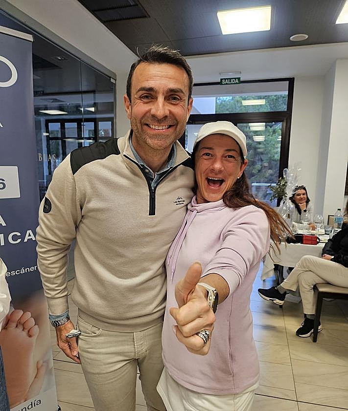 Imagen secundaria 2 - Arturo Manzano junto a las jugadoras Begoña Huertas e Irene Primstad (con gorra) y en la mesa de regalos con la patrocinadora principal, Rosa Cabrera Buendía. 