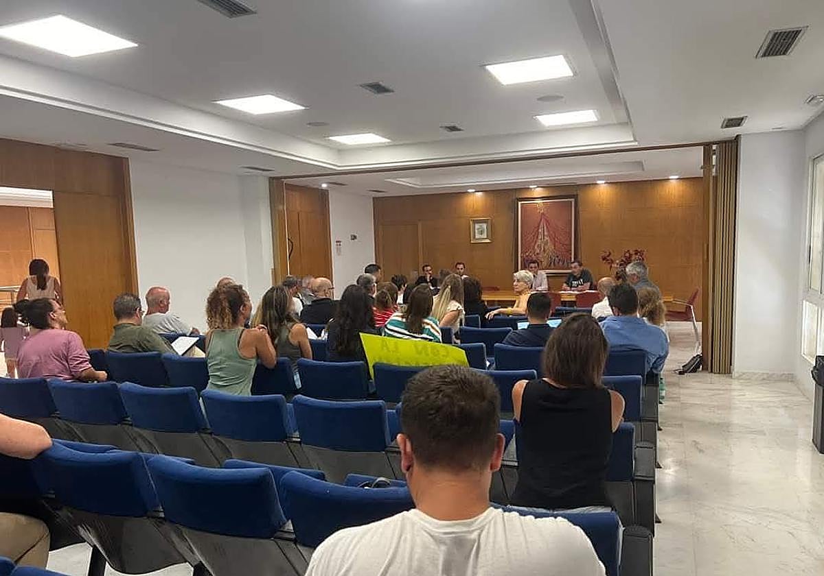 Reunión de una junta de distrito de Orihuela Costa, en una imagen de archivo.