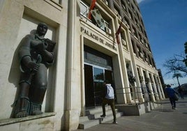 Un joven accede al Palacio de Justicia de Murcia, sede de la Audiencia.