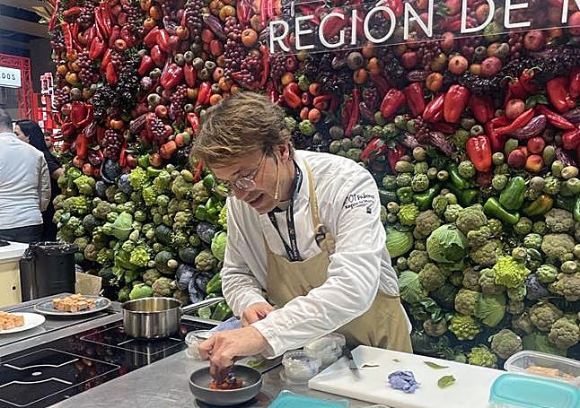 Hervé Medina, de Nicolás y Valero, trabaja con las huevas de atún rojo.