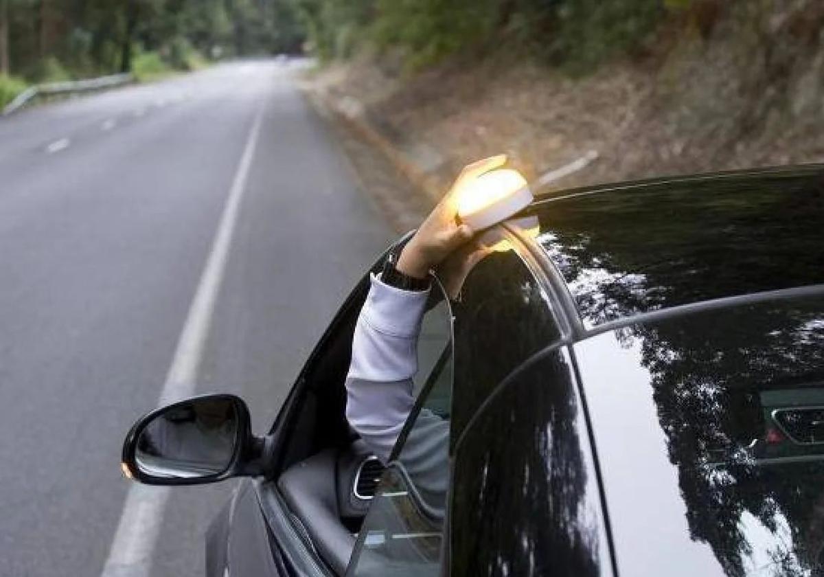 Los únicos vehículos que estarán exentos de utilizar las luces de emergencia a partir de 2026
