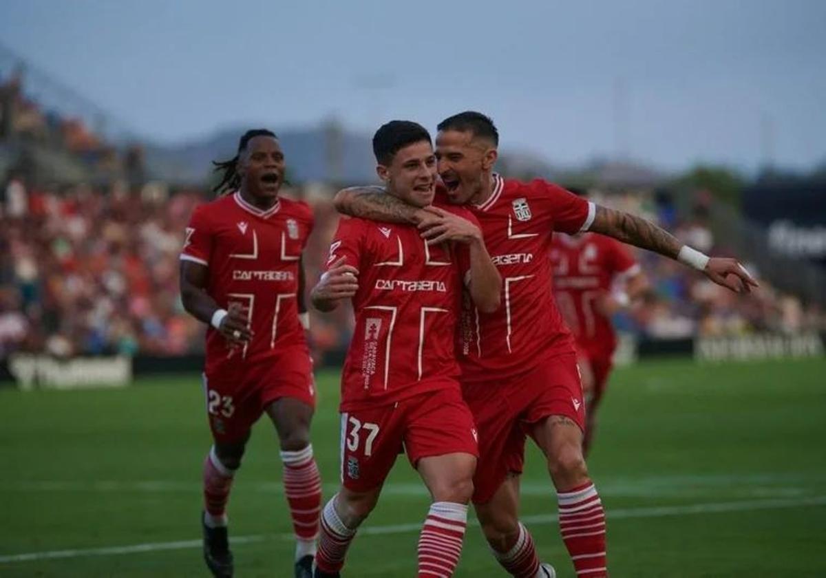 Cedric y Ríos Reina celebran con el Pocho Román el gol del argentino en Elda, que supuso la primera victoria del Cartagena esta temporada.