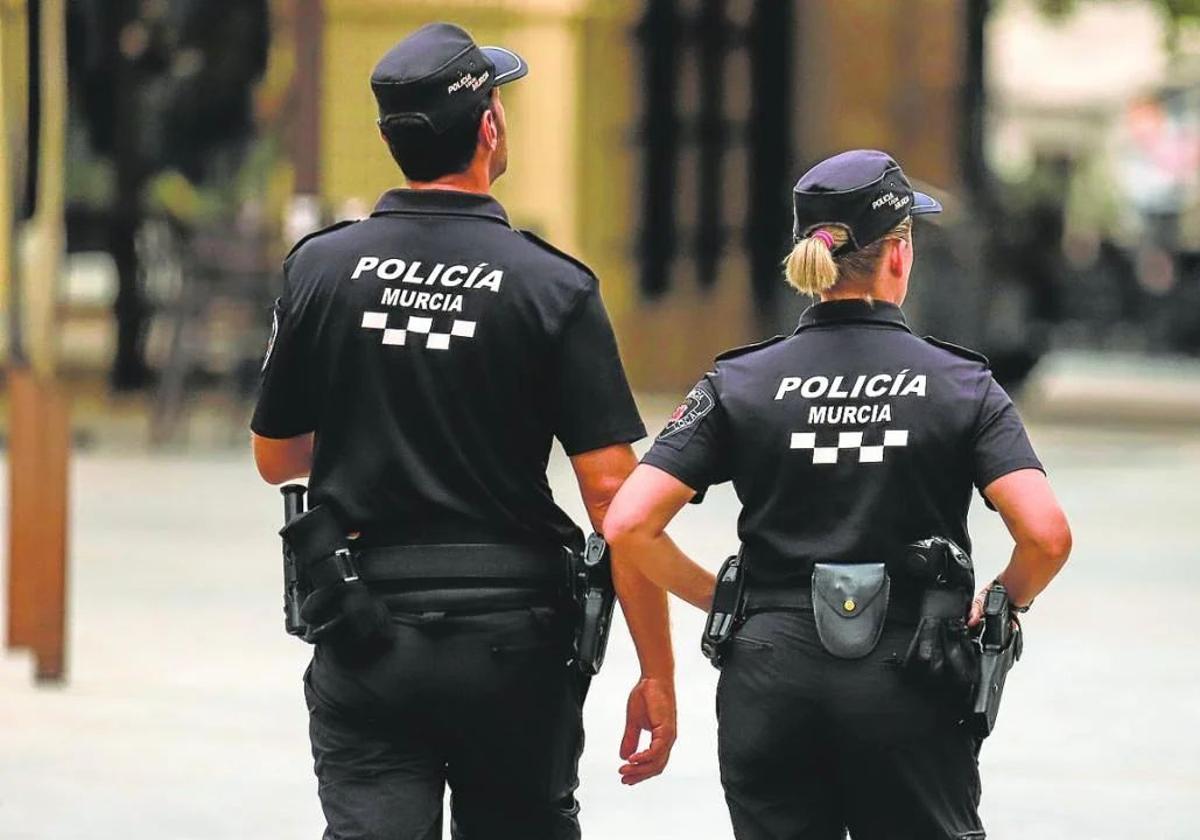 Dos agentes de la Policía Local de Murcia, en una imagen de archivo.