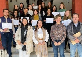 La alcaldesa de Yecla, Remedios Lajara, y la concejala María Isabel Pérez, presidiendo la entrega dediplomas de uno de los cursos ofertados el pasado año en el Ayuntamiento de Yecla.