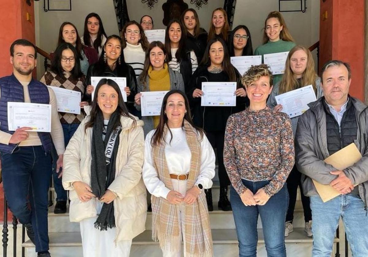 La alcaldesa de Yecla, Remedios Lajara, y la concejala María Isabel Pérez, presidiendo la entrega dediplomas de uno de los cursos ofertados el pasado año en el Ayuntamiento de Yecla.