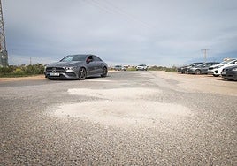 Baches tapados con tierra en la carretera que conduce el IES Playa Flamenca.