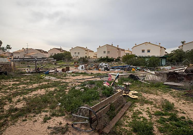 Campa que utilizan los trabajadores de la contrata para acopiar material, junto a la calle Nicolás de Bussy.