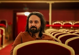 Evaristo Sánchez, en la primera butaca de la Fila 7 del Teatro Romea, ayer.