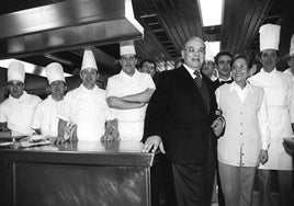 Raimundo González Frutos y su esposa Encarna, junto al personal de cocina y sala del restaurante, en una fotografía tomada con motivo de una celebración en 1998.