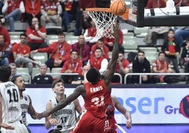 Dylan Ennis consigue anotar colándose hasta por entre cuatro jugadores del Nanterre 92, que asisten rendidos la canasta.