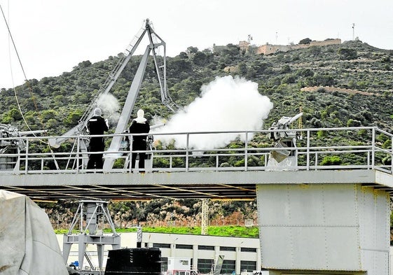 Dos marineros disparan el cañón de salvas del Arsenal, este miércoles a mediodía.