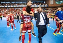 Josan González celebra una victoria de ElPozo con Fer Drasler y Matteus, en su etapa como ayudante de Giustozzi.