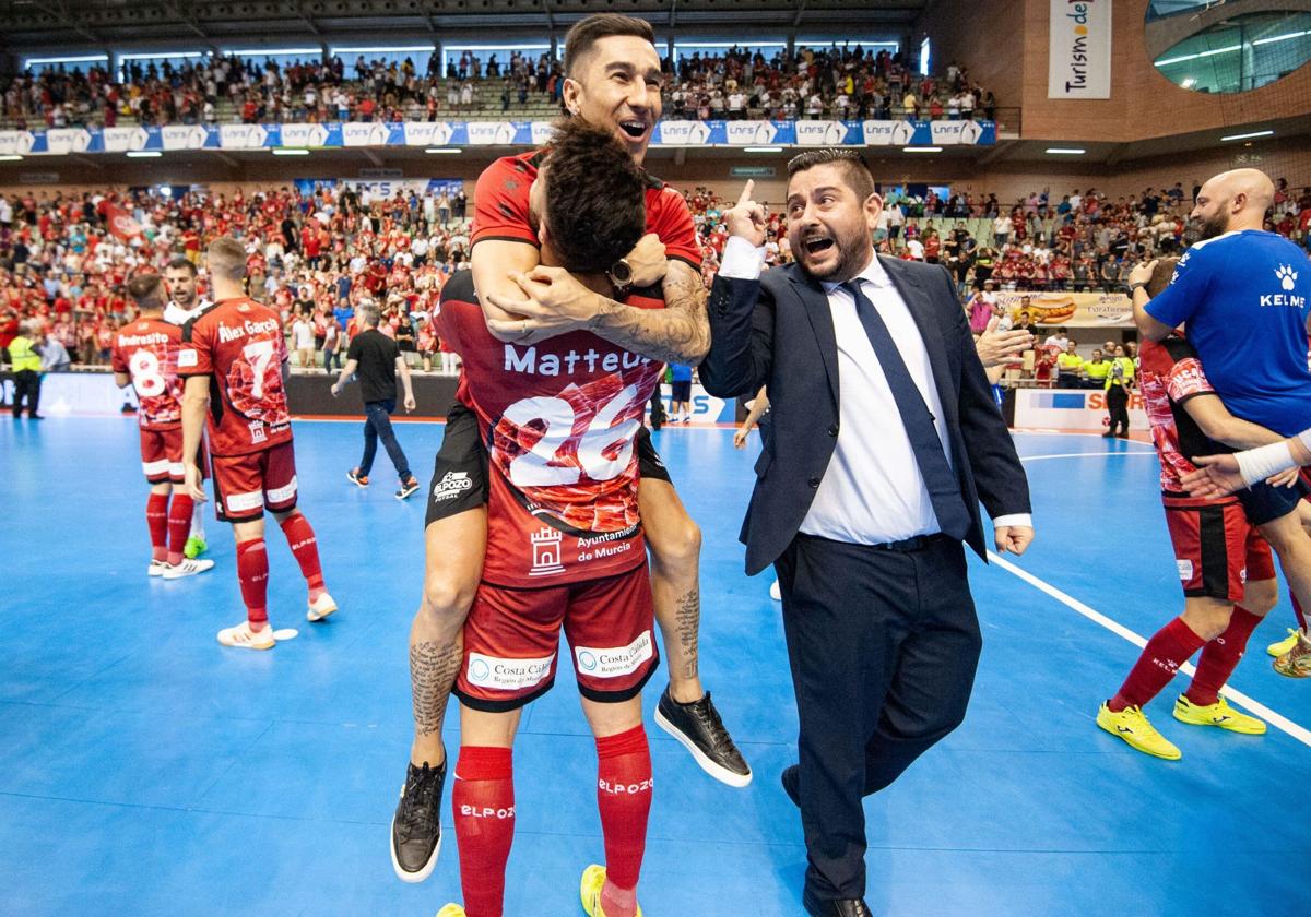 Josan González celebra una victoria de ElPozo con Fer Drasler y Matteus, en su etapa como ayudante de Giustozzi.