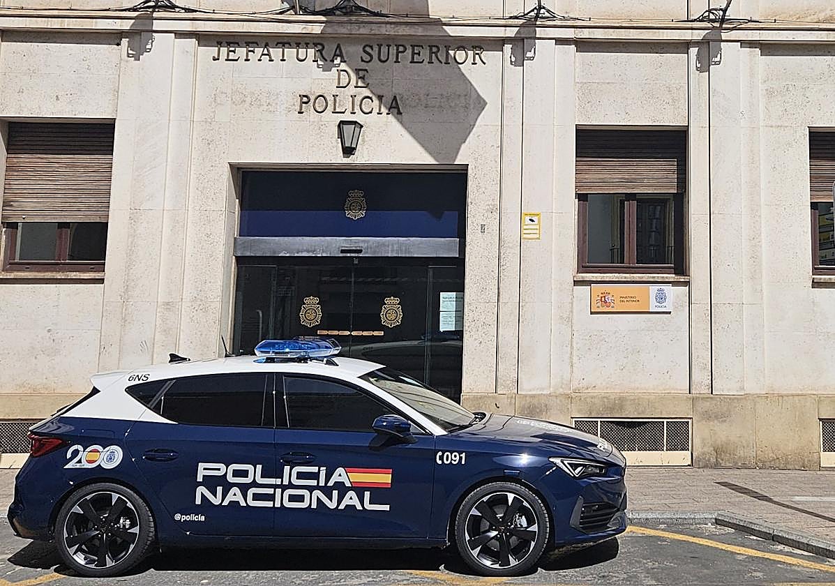 Un vehículo de la Policía Nacional, en Murcia, en una imagen de archivo.