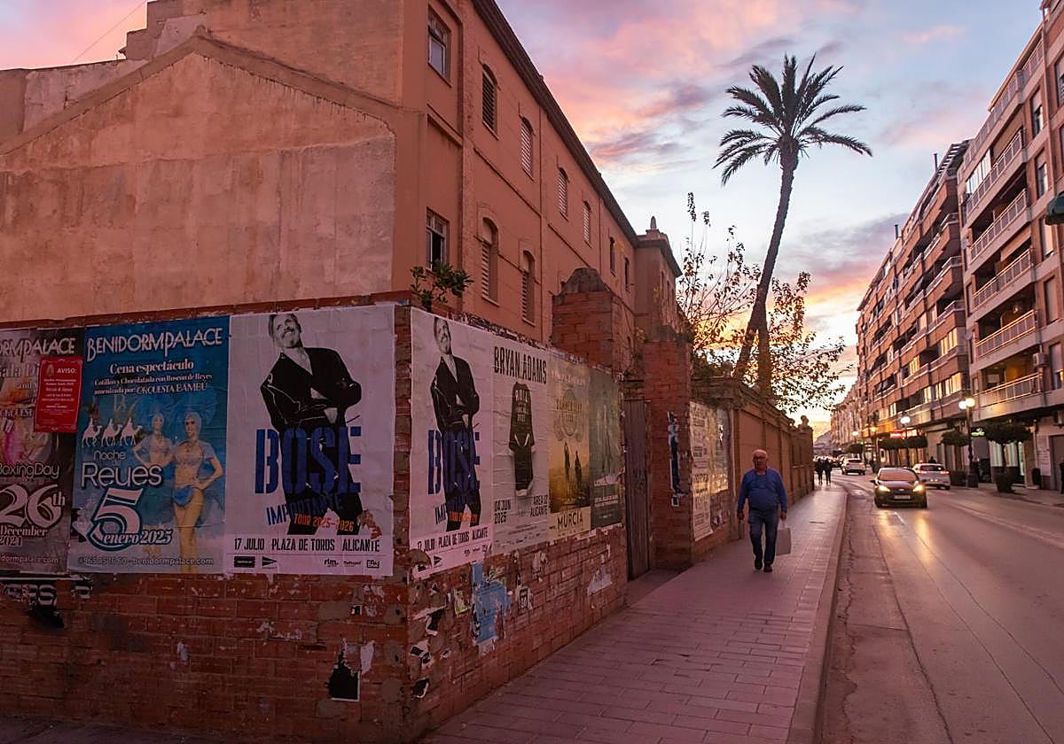 Quiebro que hace la acera para sortear el jardín delantero del asilo.