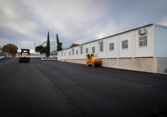 Tareas de asfaltado del exterior del nuevo colegio instalado en la calle Níspero en aulas prefabricadas.