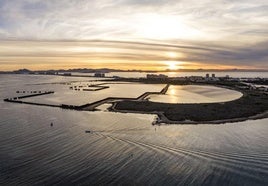 Panorámica de las obras de Puerto Mayor, en la zona norte de La Manga, en la vertiente mediterránea. Al fondo de la imagen se ve el Mar Menor.