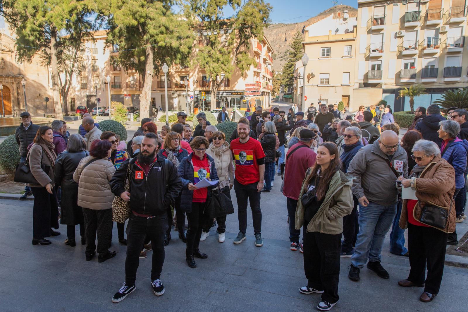 Así ha sido la concentración hernandiana a las puertas del Ayuntamiento de Orihuela