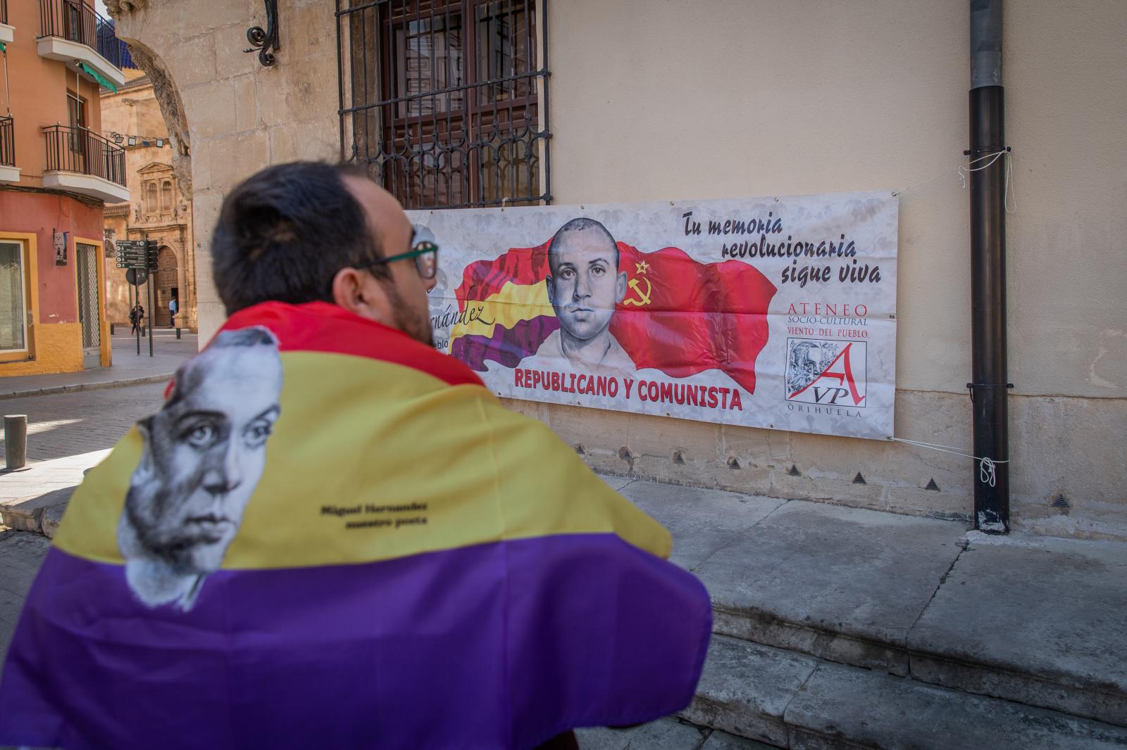 Así ha sido la concentración hernandiana a las puertas del Ayuntamiento de Orihuela