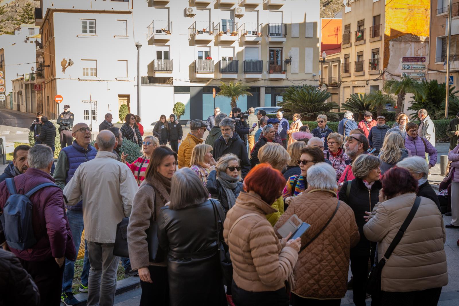 Así ha sido la concentración hernandiana a las puertas del Ayuntamiento de Orihuela