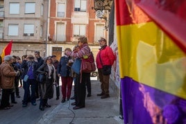 Así ha sido la concentración hernandiana a las puertas del Ayuntamiento de Orihuela