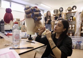 Raquel y Ariadna trabajan con las pelucas que llevarán los actores y bailarines del musical 'Priscilla, reina del desierto' horas antes de que se suban al escenario del Víctor Villegas.