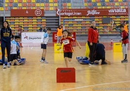 Escolares de 11 y 12 años disfrutan de una jornada de deporte y diversión, ayer, en el Palacio de los Deportes.