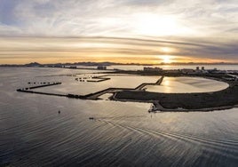 Panorámica de las obras de Puerto Mayor, en la zona norte de La Manga, en la vertiente mediterránea. Al fondo de la imagen se ve el Mar Menor.