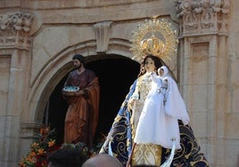 La Virgen del Rosario, con el Niño Jesús, y la imagen de San José en segundotérmino, en la entrada a la iglesia parroquial de San Bartolomé.