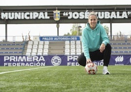 Estefanía Lima, centrocampista y una de las capitanas del Alhama CF ElPozo, posando en el terreno de juego del José Kubala.