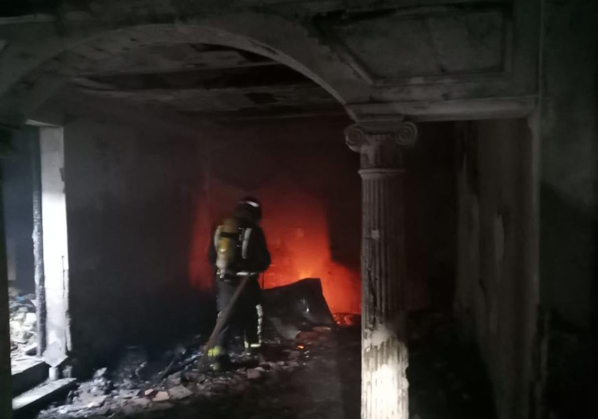 Un bombero en el lugar del incendio.