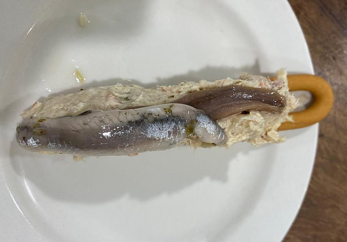 Una marinera con anchoa y boquerón