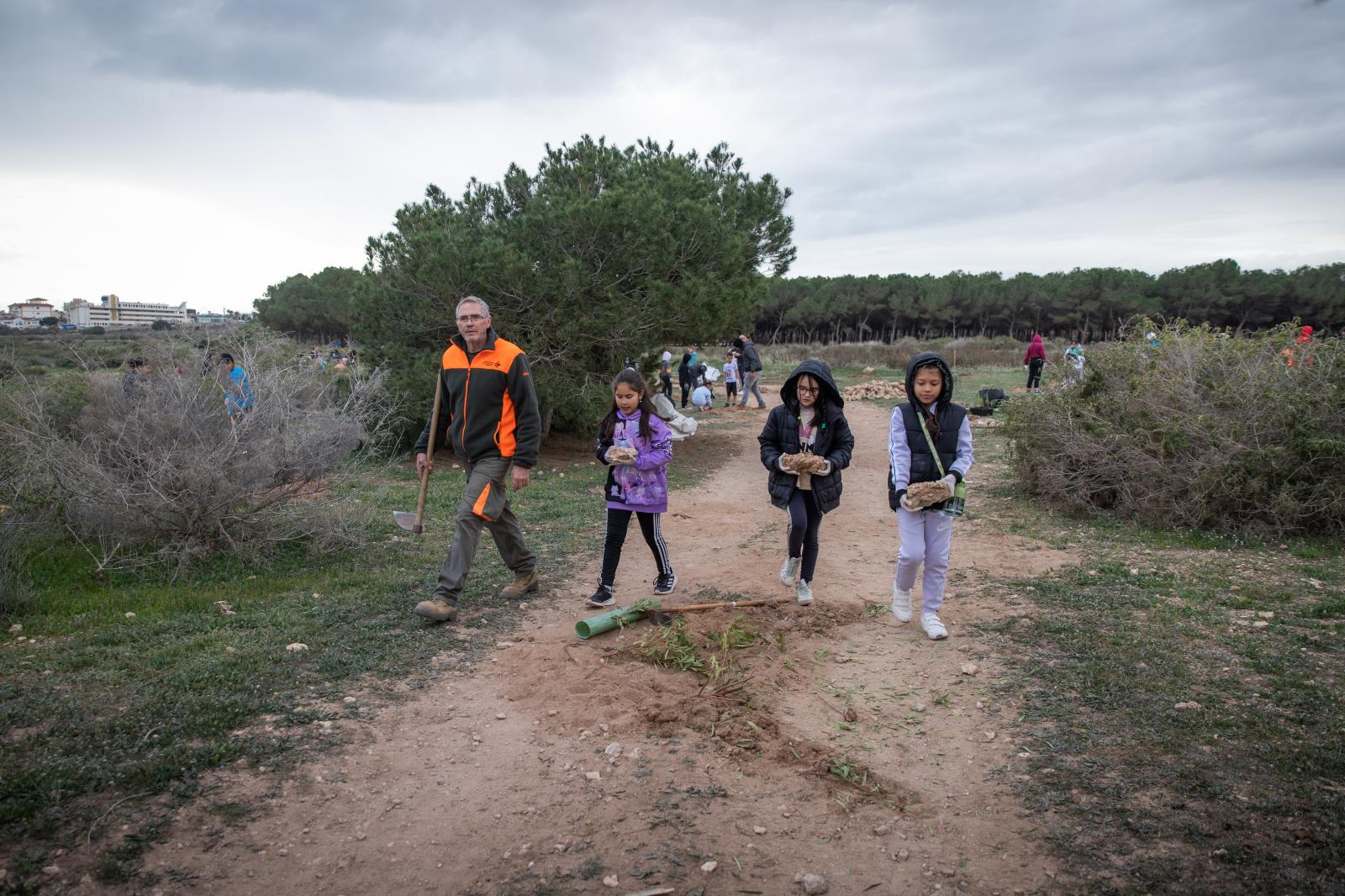 Las imágenes de la jornada de plantación por el Día del Árbol en Torrevieja
