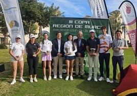 Premiados. Todos los ganadores de Copa de Murcia 2025 junto a Moisés Escudero (4º izda.), vicepresidente de la FGRM y Juan Carlos Martínez Vera, presidente de la Territorial murciana (4º derecha).