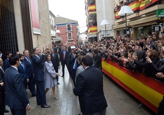 Los Reyes saluda a los vecinos de Caravaca en su última visita, en noviembre de 2017.