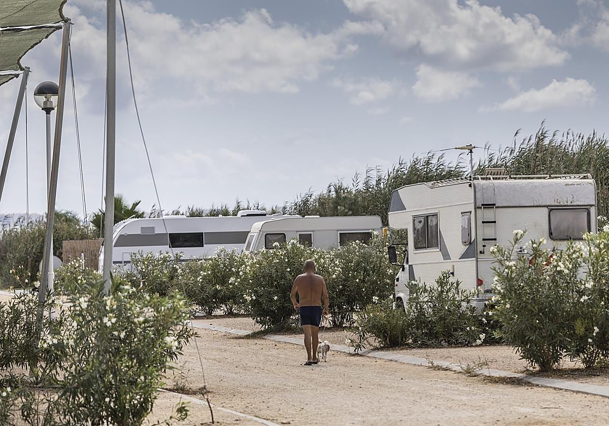 Un turista pasea entre las caravanas del camping Mar Menor, de Los Alcázares, en una imagen de archivo.
