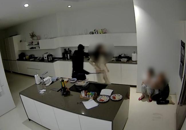 Uno de los asaltos a una vivienda con los moradores en el interior.